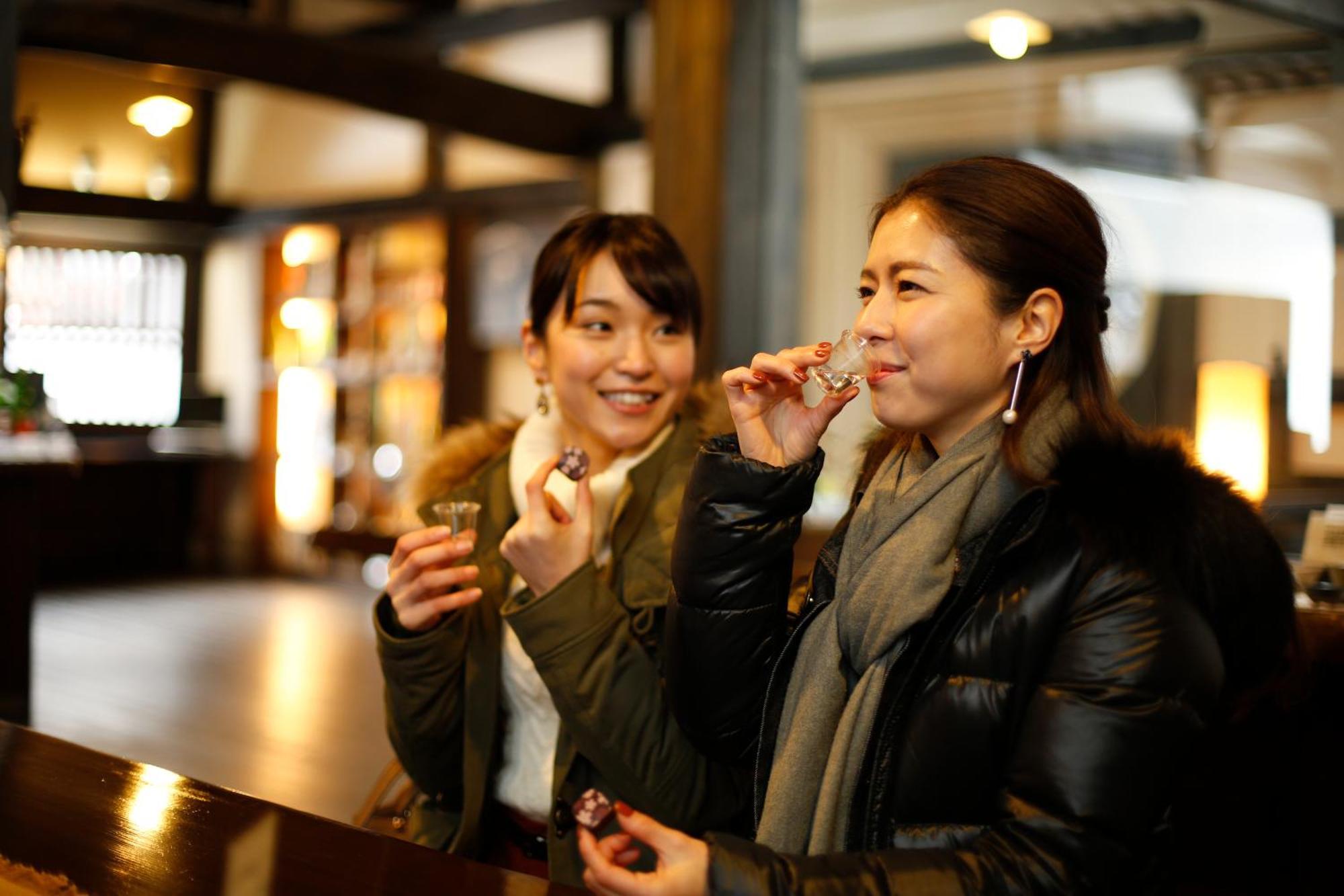 فندق تاكاياما جرين المظهر الخارجي الصورة Two women drinking in a bar in Tokyo, Japan