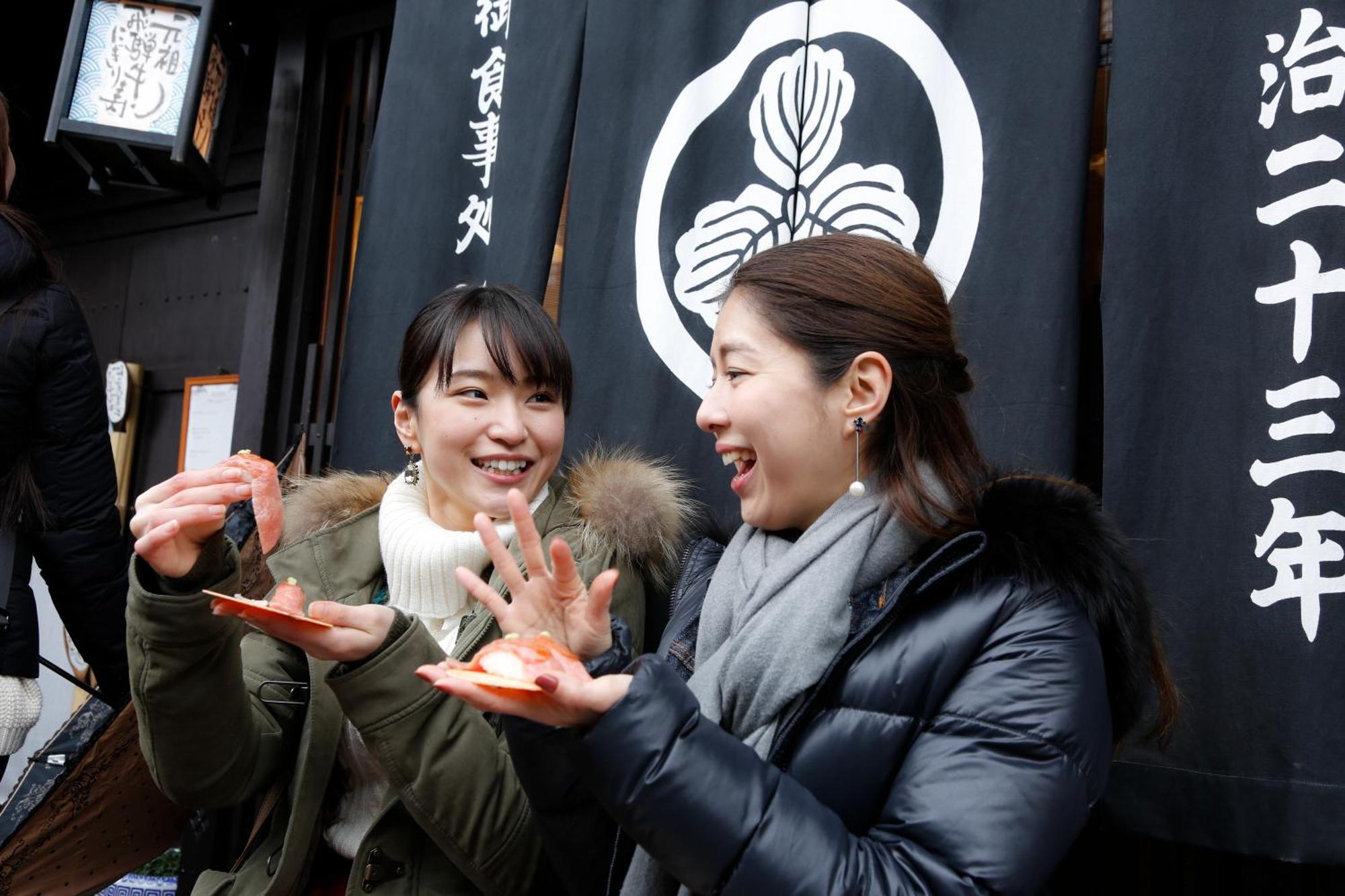 فندق تاكاياما جرين المظهر الخارجي الصورة Two women playing hand games in Japan