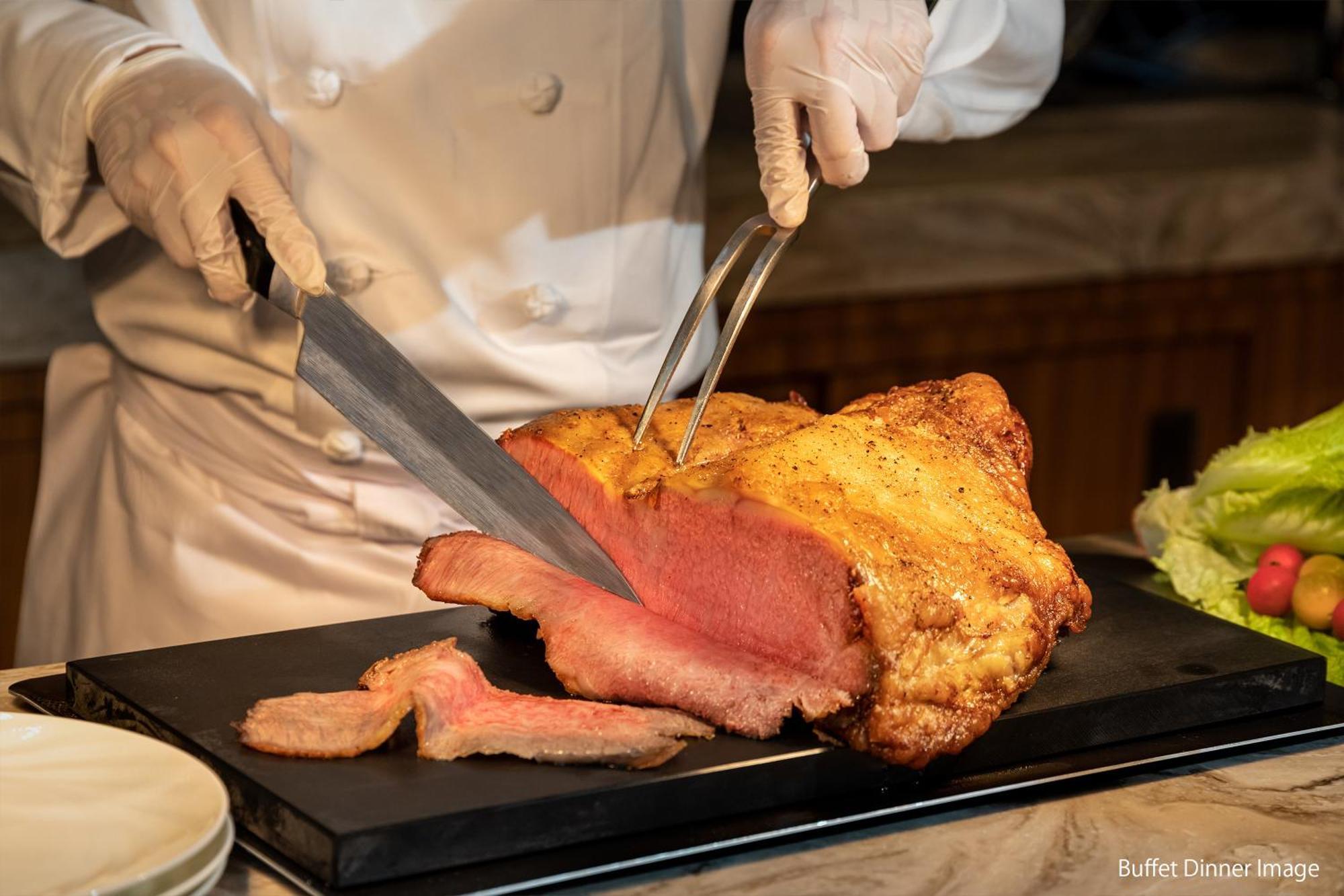 فندق تاكاياما جرين المظهر الخارجي الصورة A chef carving a roast