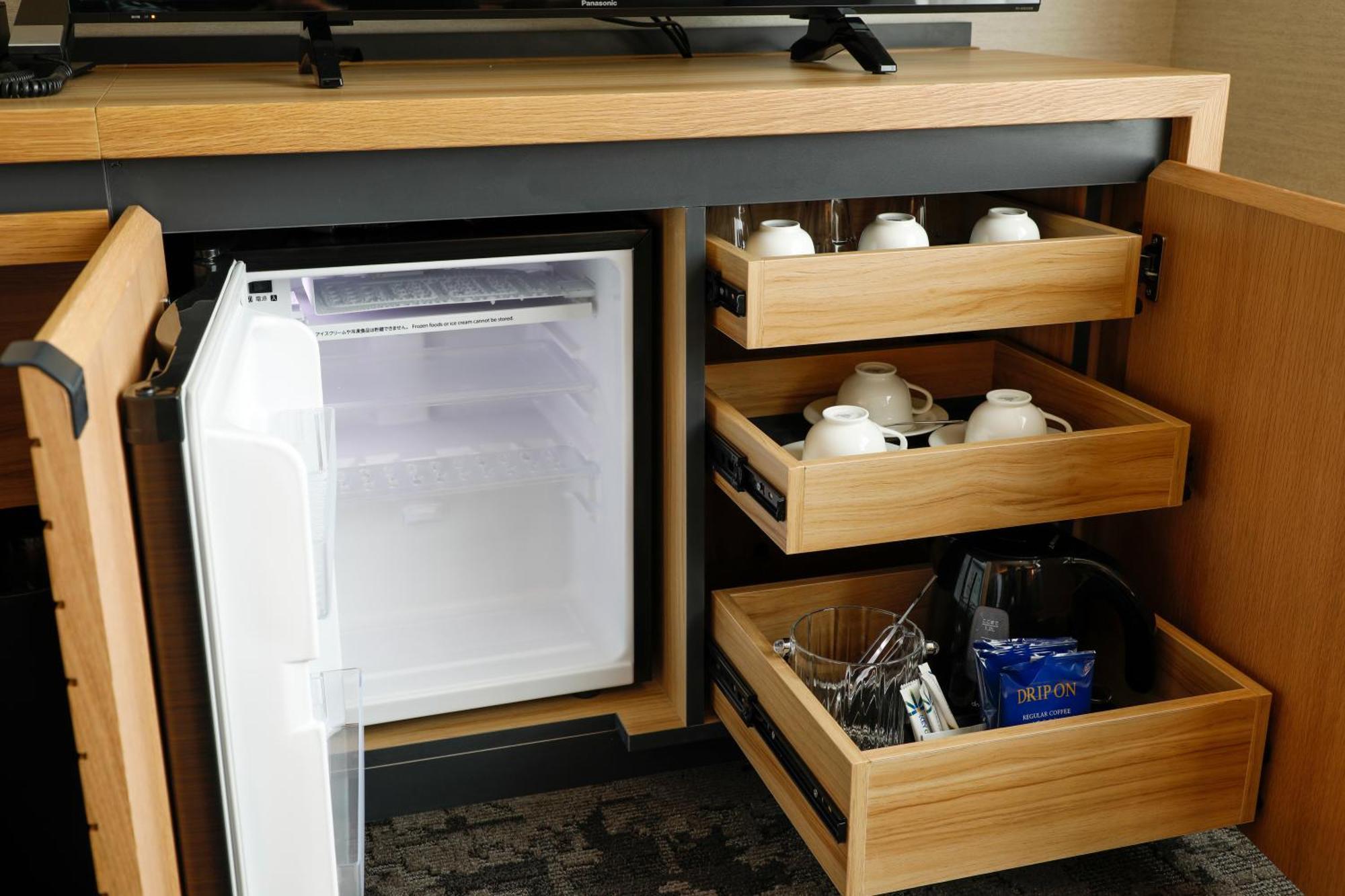 فندق تاكاياما جرين الغرفة الصورة A small refrigerator in a kitchen