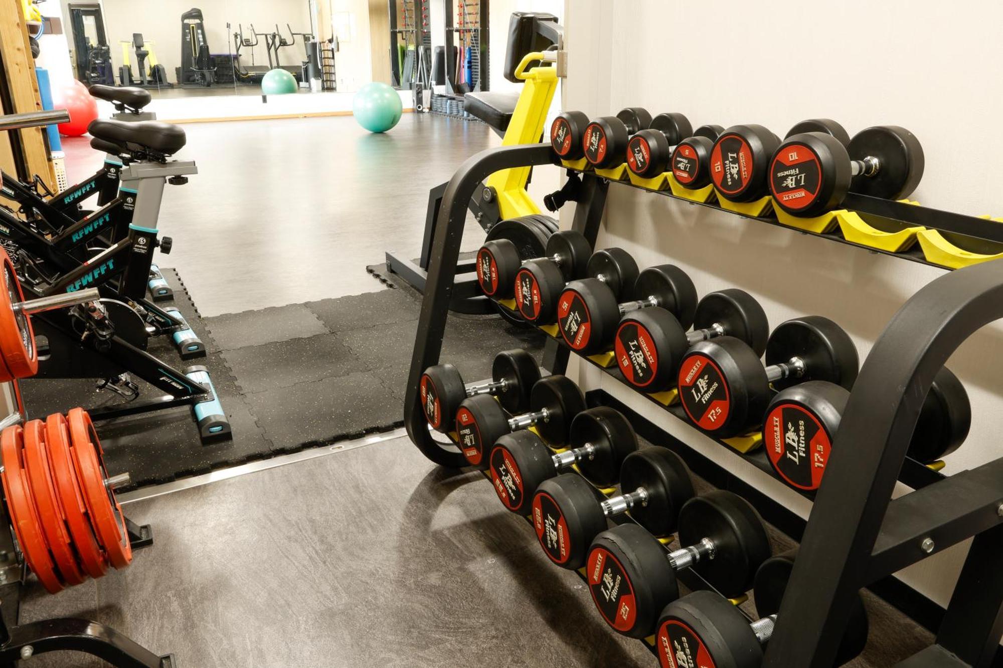 فندق تاكاياما جرين المظهر الخارجي الصورة Dumbbells on a rack