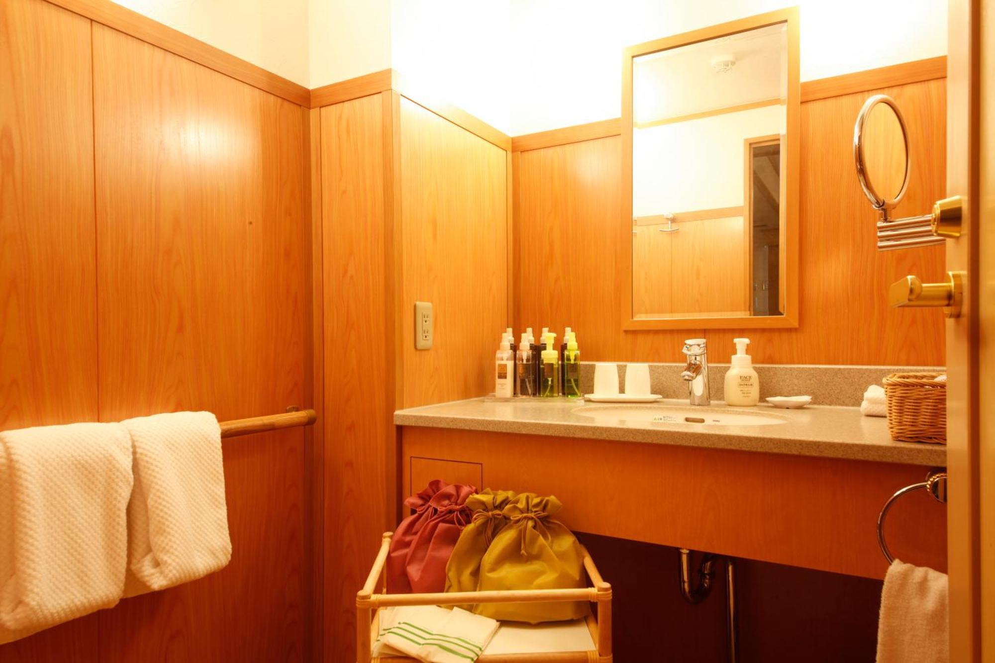 فندق تاكاياما جرين المظهر الخارجي الصورة A yukata bag in a hotel bathroom