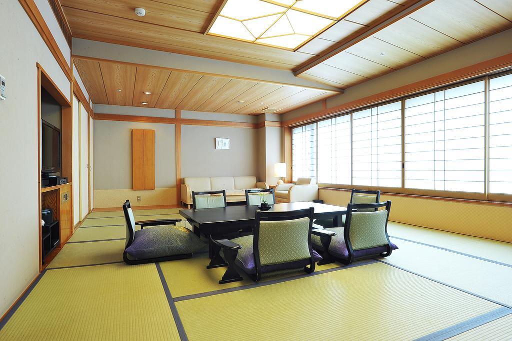 فندق تاكاياما جرين المظهر الخارجي الصورة A traditional Japanese room